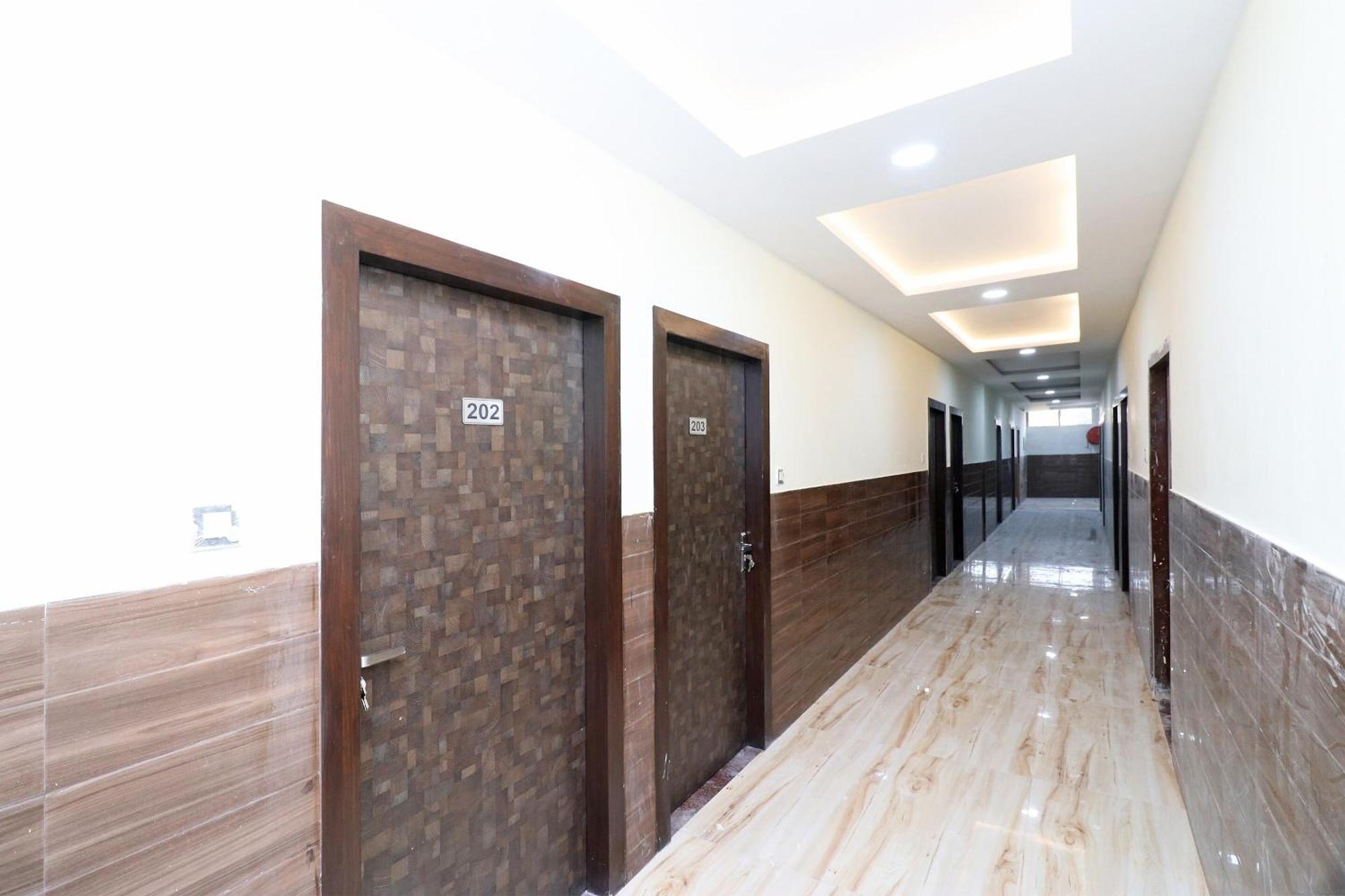 Hotel Centre Point Gorakhpur Bagian luar foto